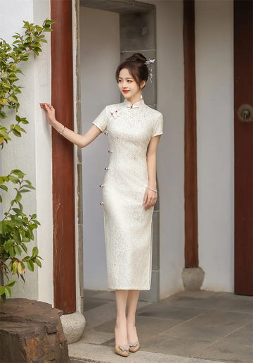 Qipao moderne en dentelle florale blanche avec boutons grenouille rouges