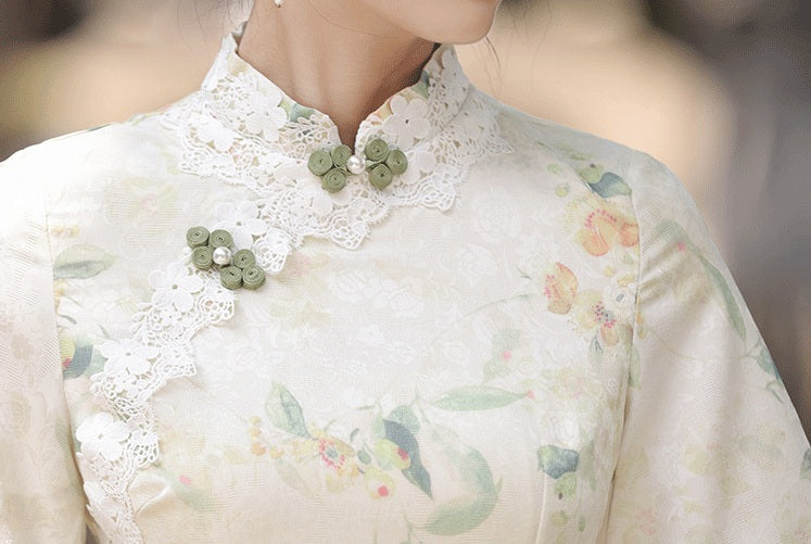 Robe Qipao fleurie à manches mi-longues et bordure en dentelle