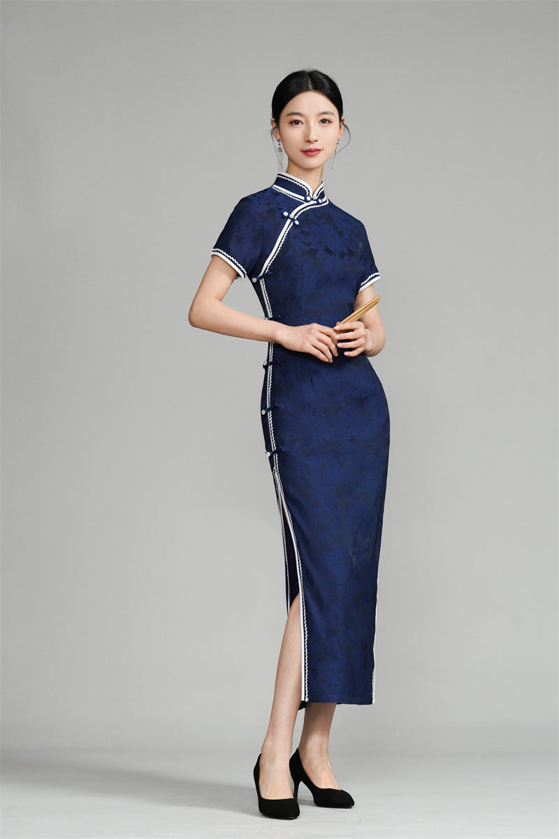Dunkelblaues kurzärmliges Jacquard-Qipao-Kleid mit Blumenmuster