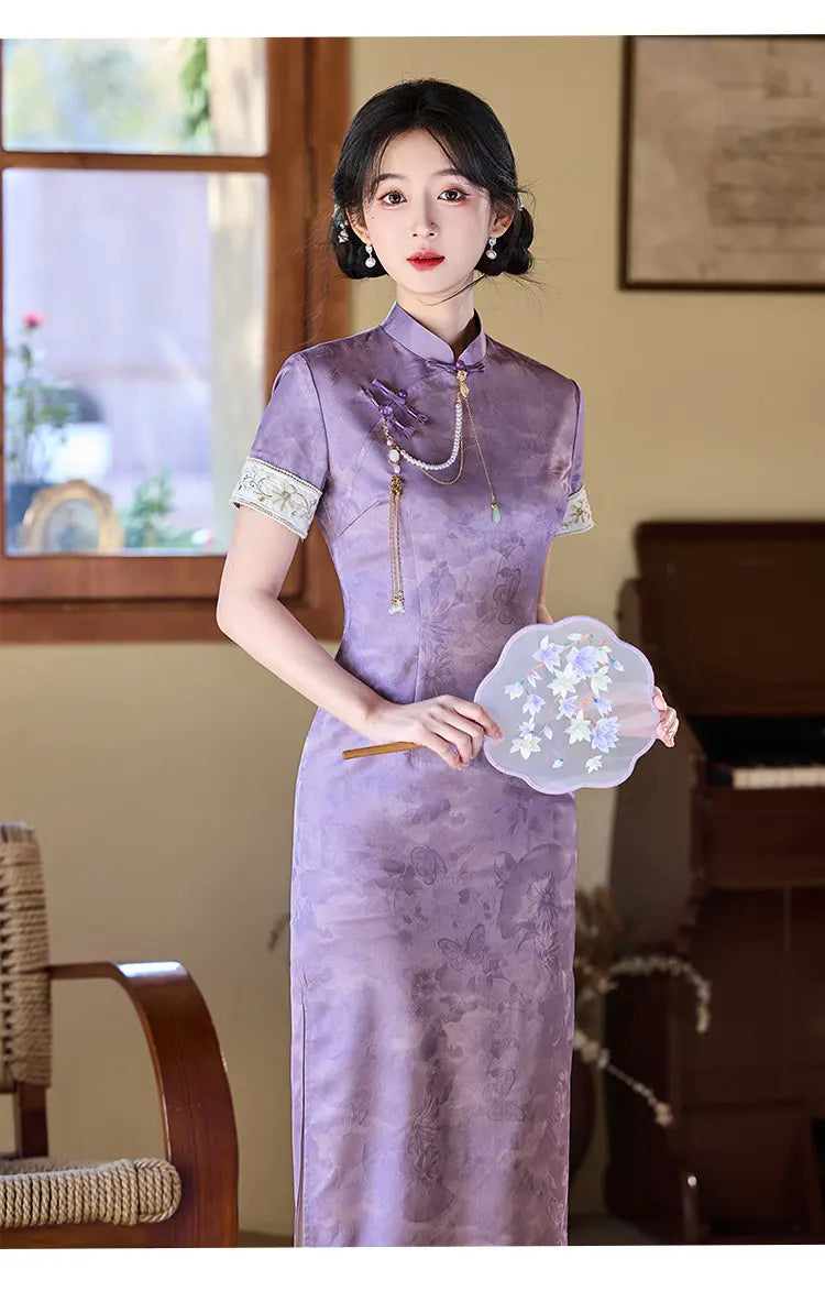 Lilafarbenes Qi Pao-Kleid aus Jacquard mit Blumenmuster und kurzen Ärmeln