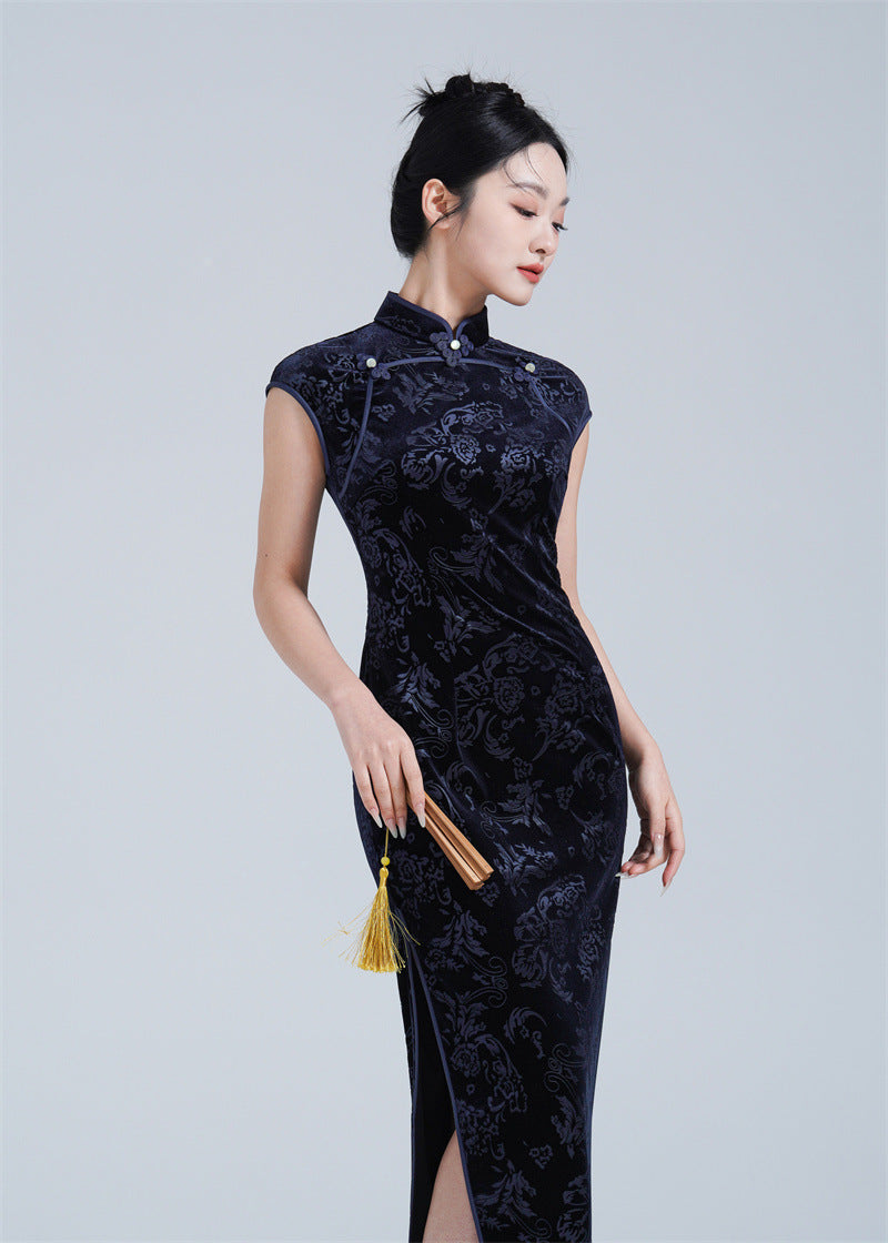 Mitternachtsblaues ärmelloses Qipao-Kleid aus Samt