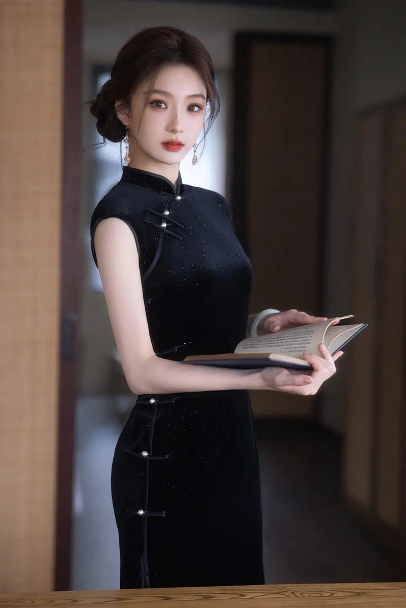 Ärmelloses schwarzes Qipao-Kleid aus Samt mit Glitzerdetail