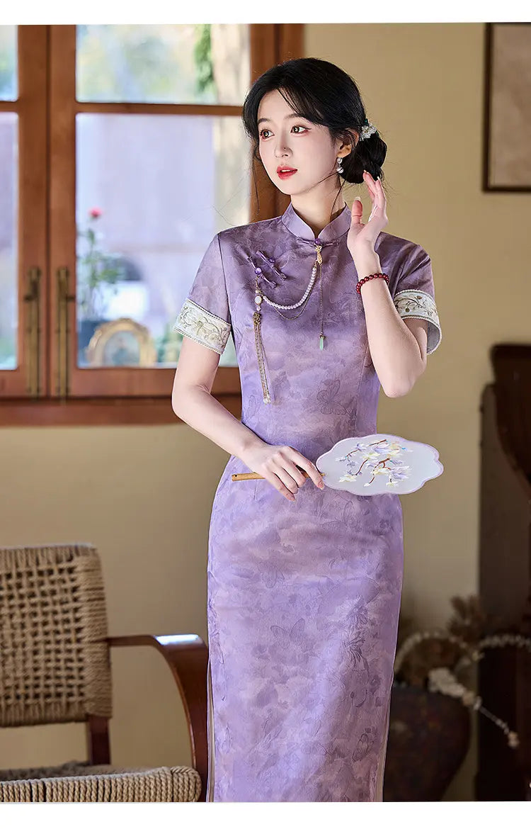 Lilafarbenes Qi Pao-Kleid aus Jacquard mit Blumenmuster und kurzen Ärmeln