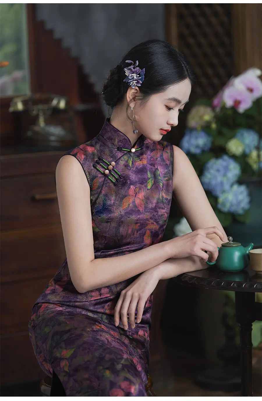 Lila ärmelloses Qipao-Cheongsam-Kleid mit Schmetterlingsdruck