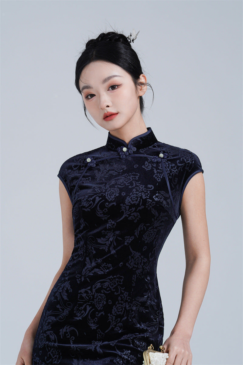 Mitternachtsblaues ärmelloses Qipao-Kleid aus Samt
