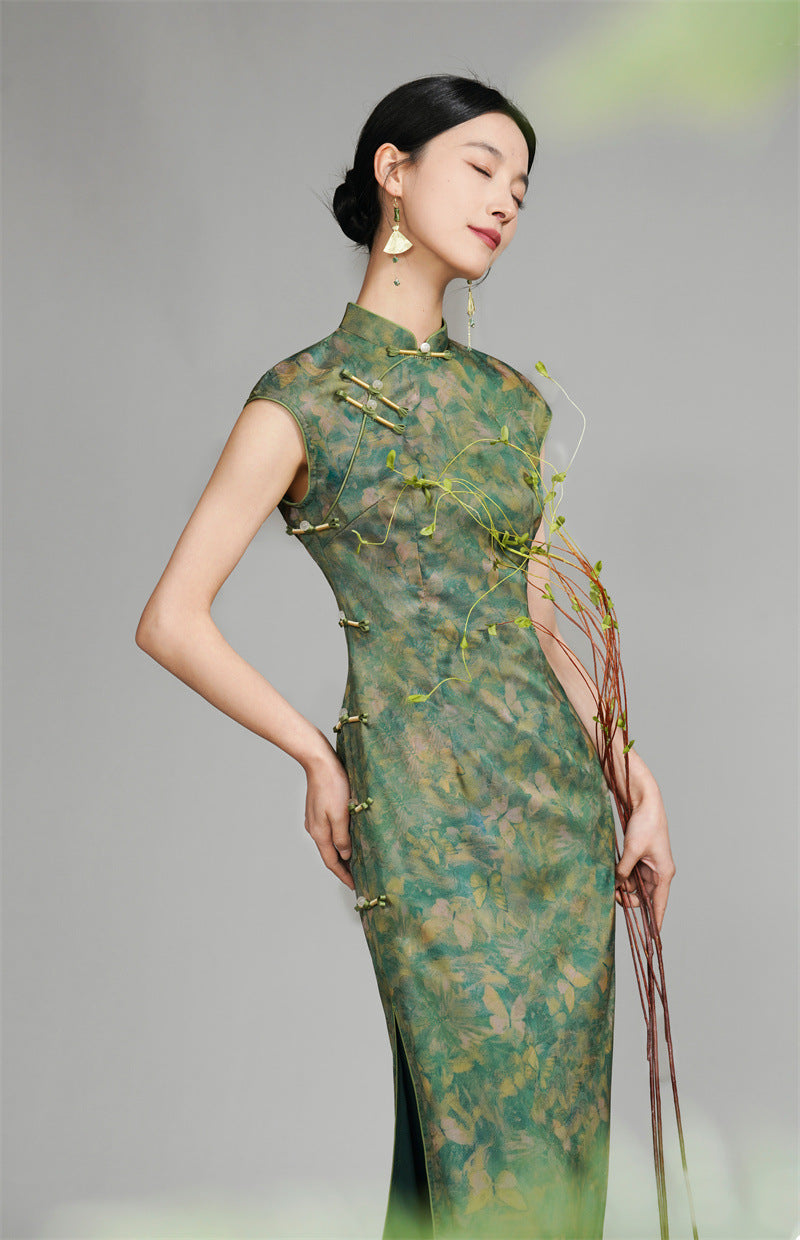 Langes grünes Qipao mit goldenem Blumen- und Schmetterlingsmuster