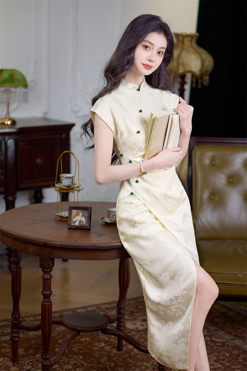 Elfenbeinfarbenes Jacquard-Qipao mit Blumenmuster und grünen Knöpfen