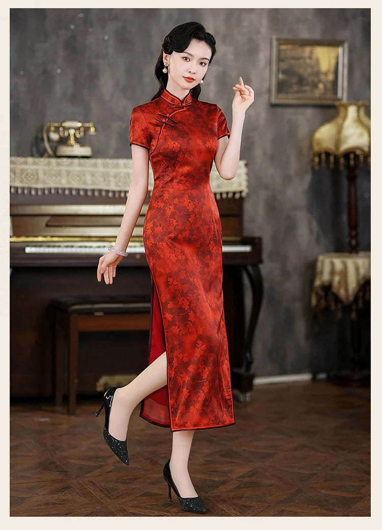 Luxuriöses rotes Qipao-Kleid aus Seide mit Ahornblatt-Print