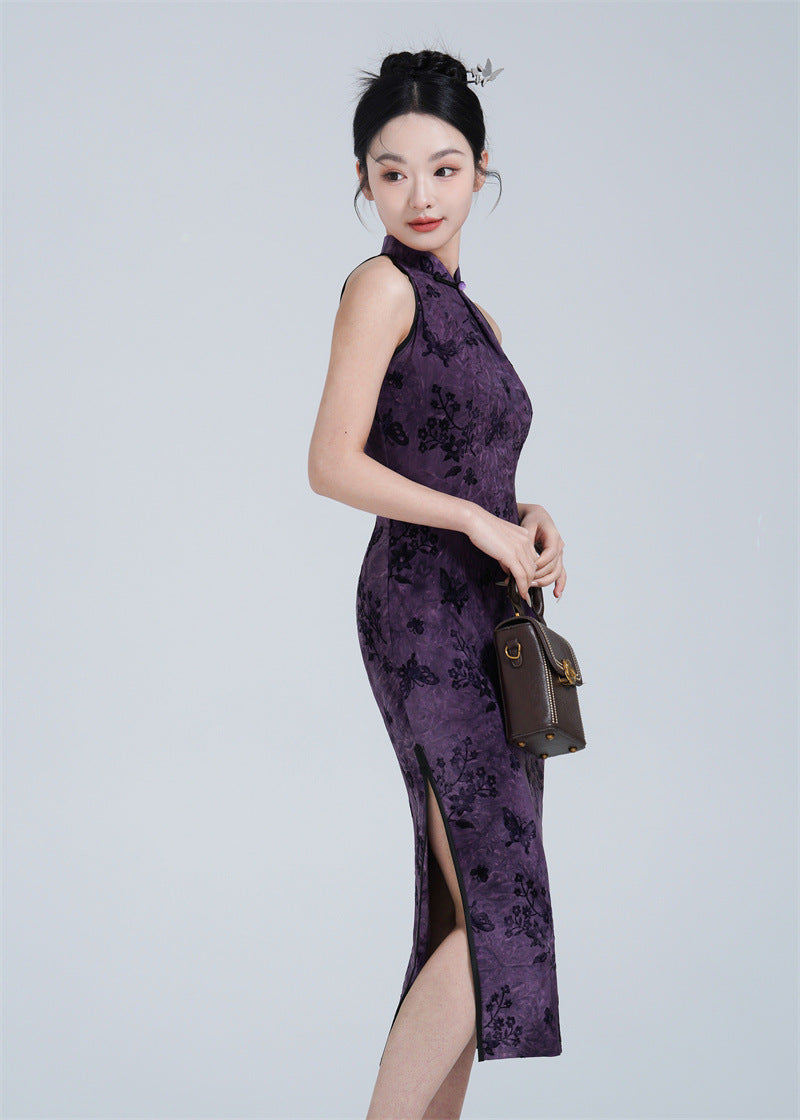 Lila Neckholder-Qipao aus Samt mit Schmetterlings-Print