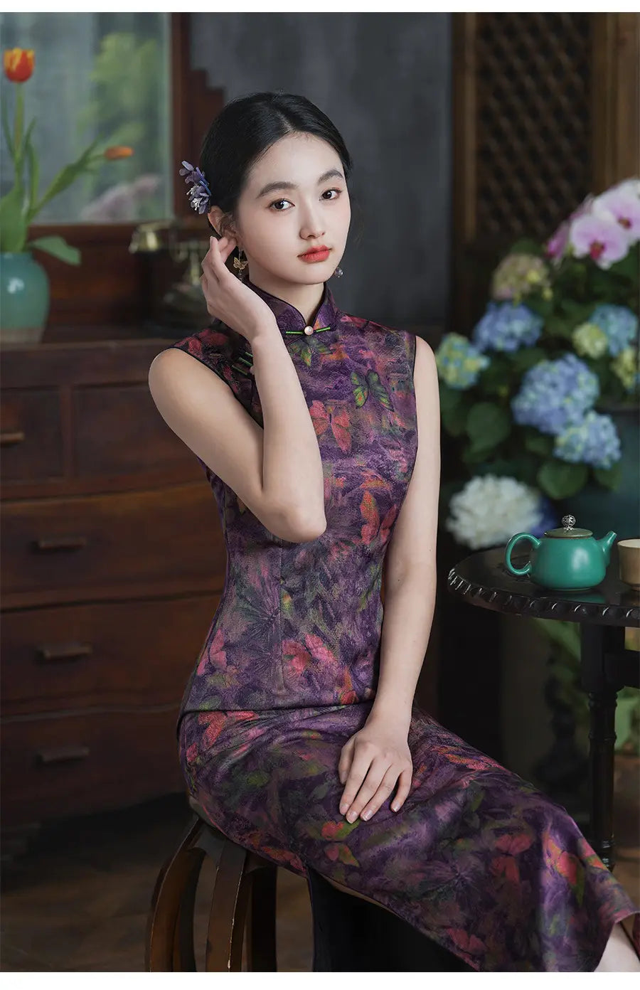 Lila ärmelloses Qipao-Cheongsam-Kleid mit Schmetterlingsdruck
