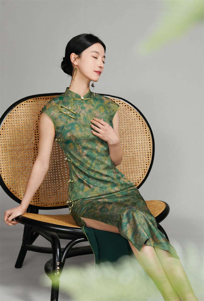 Langes grünes Qipao mit goldenem Blumen- und Schmetterlingsmuster