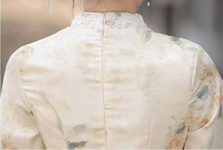 Robe Qipao fleurie à manches mi-longues et bordure en dentelle