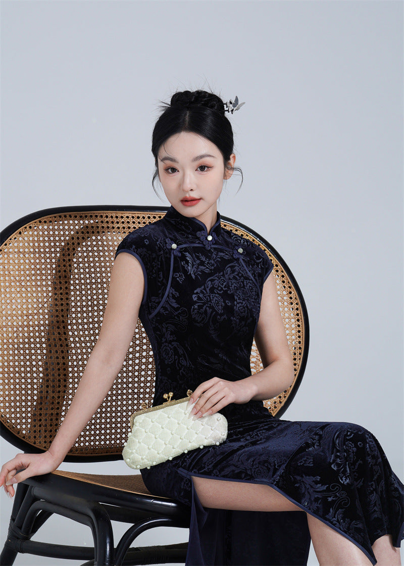 Mitternachtsblaues ärmelloses Qipao-Kleid aus Samt