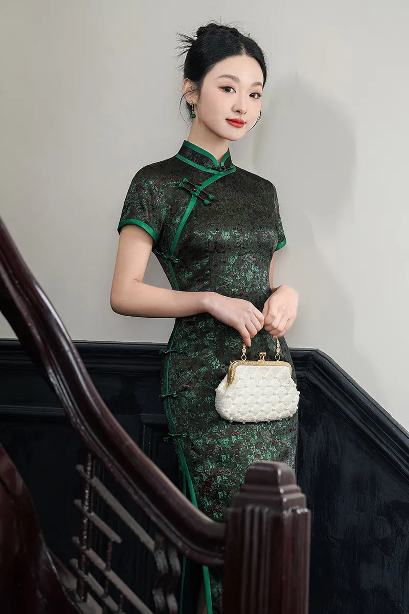 Schwarz-grünes Qipao-Kleid aus Brokat-Jacquard