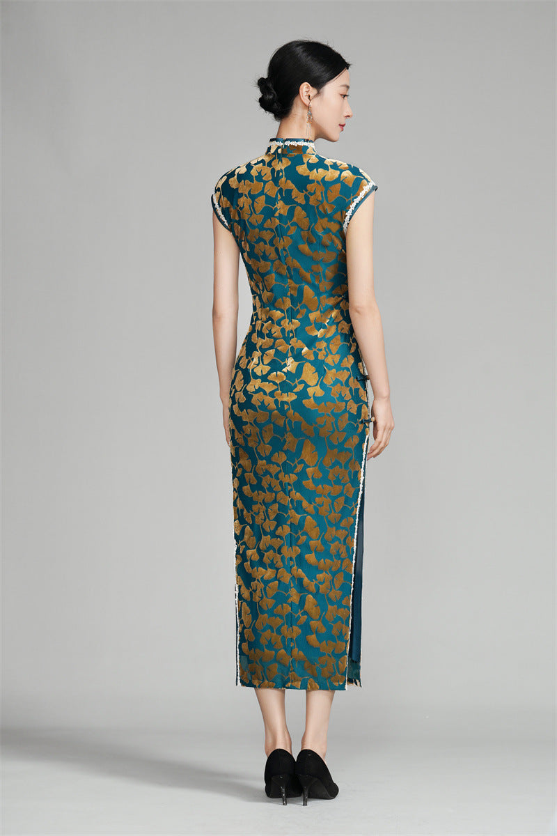 Cheongsam-Kleid aus Samt mit Ginkgoblatt-Blumendruck