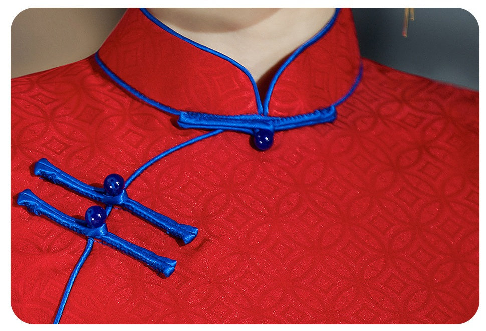 Qipao longue en jacquard rouge à manches courtes et bordure bleue