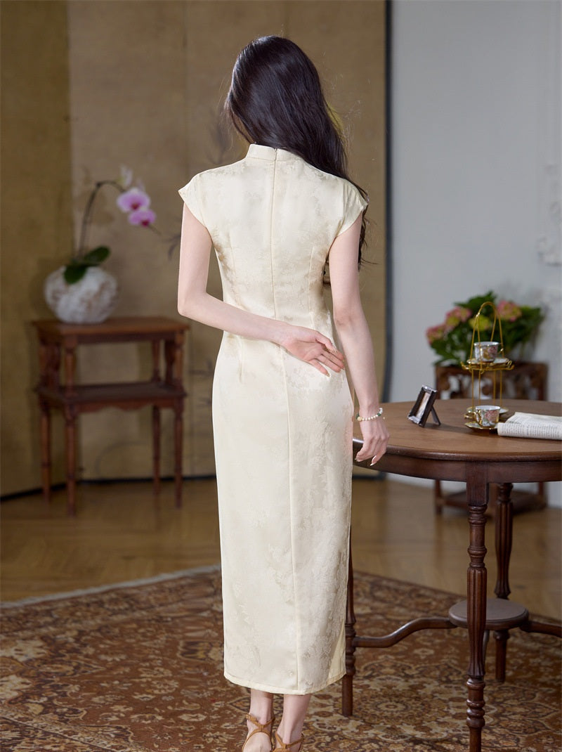 Elfenbeinfarbenes Jacquard-Qipao mit Blumenmuster und grünen Knöpfen