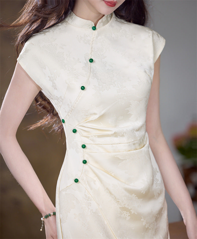 Elfenbeinfarbenes Jacquard-Qipao mit Blumenmuster und grünen Knöpfen