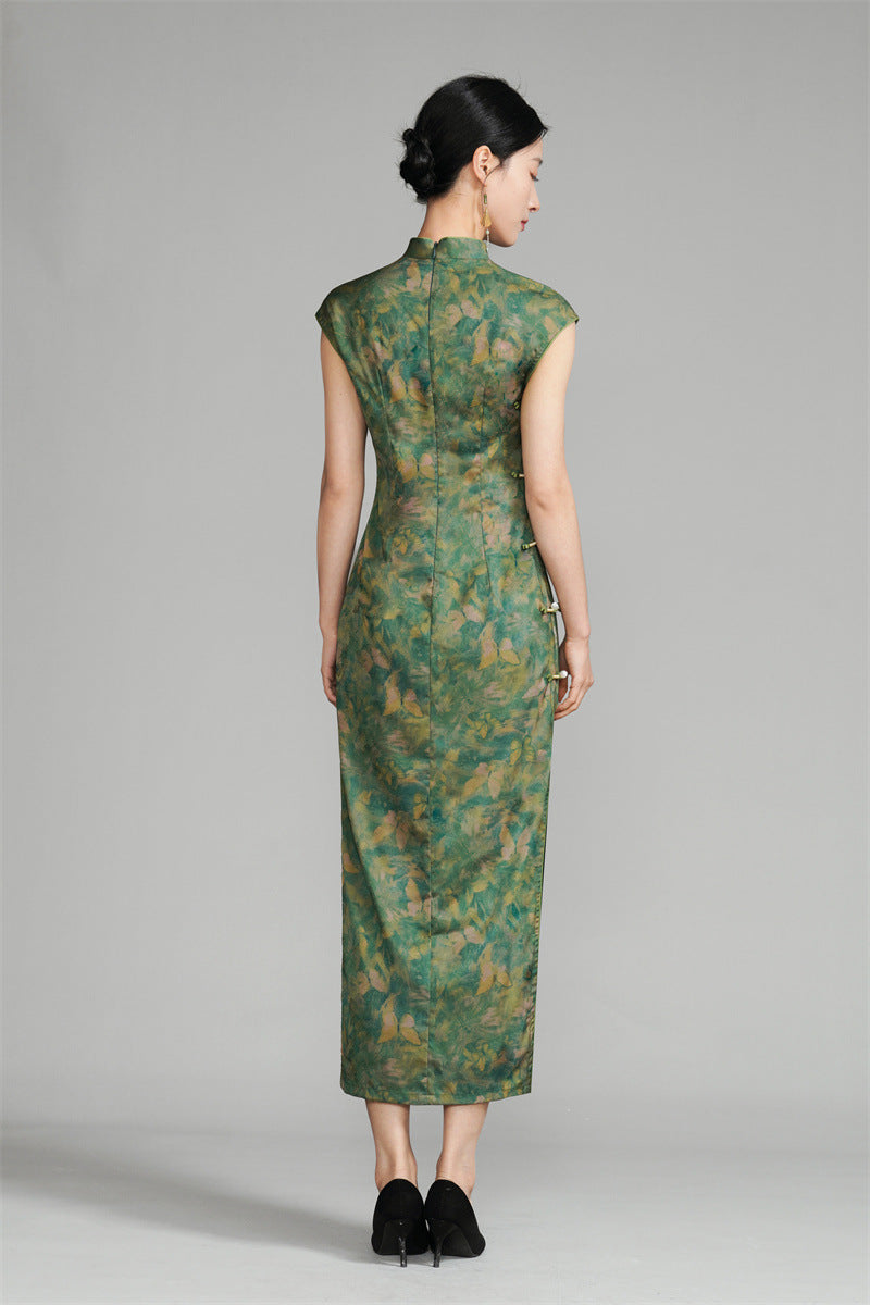 Langes grünes Qipao mit goldenem Blumen- und Schmetterlingsmuster