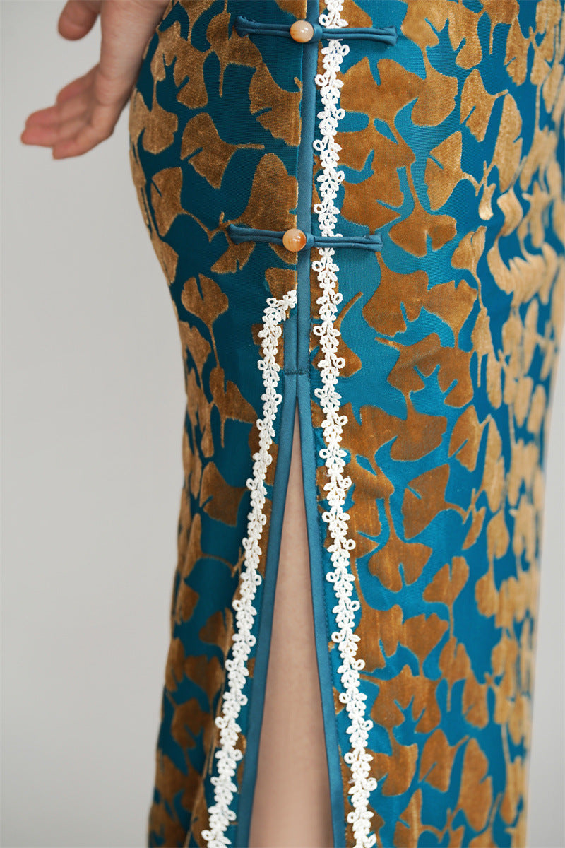 Cheongsam-Kleid aus Samt mit Ginkgoblatt-Blumendruck