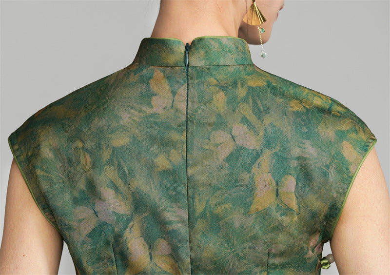 Langes grünes Qipao mit goldenem Blumen- und Schmetterlingsmuster