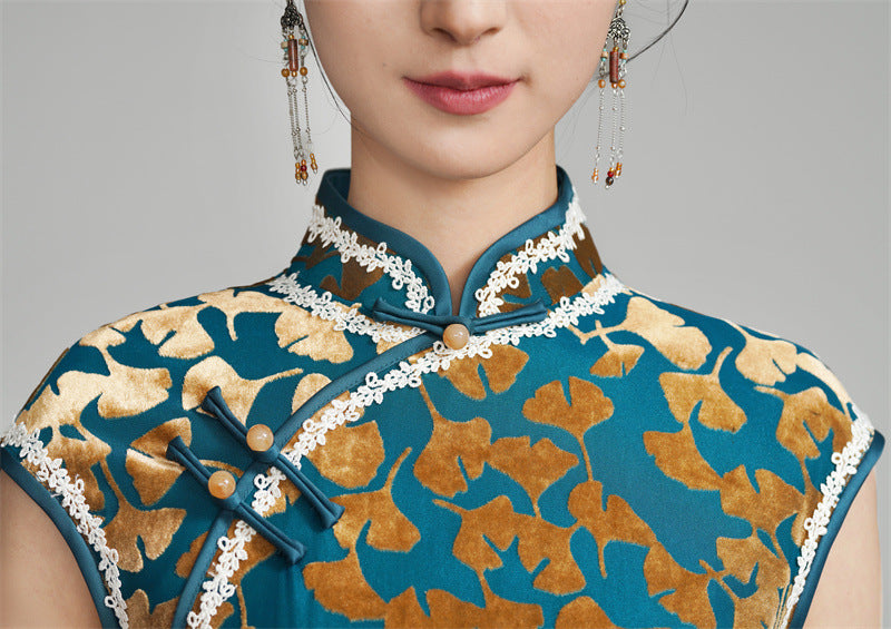 Cheongsam-Kleid aus Samt mit Ginkgoblatt-Blumendruck