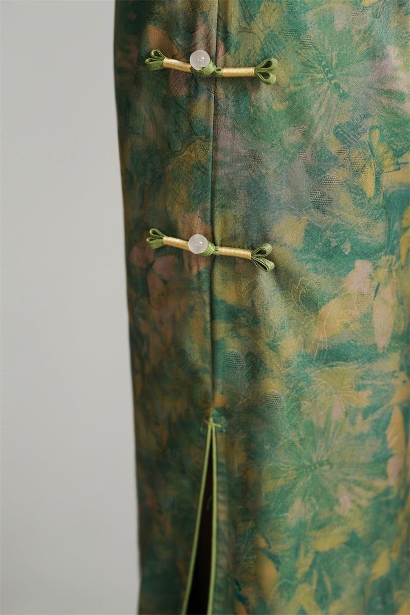 Langes grünes Qipao mit goldenem Blumen- und Schmetterlingsmuster