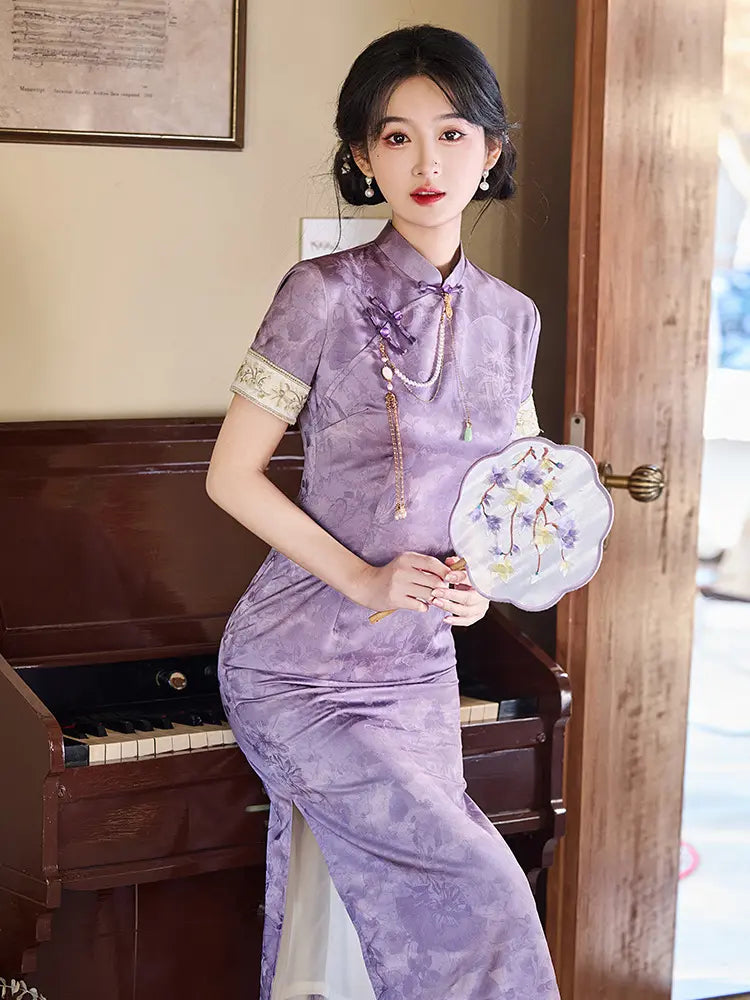 Lilafarbenes Qi Pao-Kleid aus Jacquard mit Blumenmuster und kurzen Ärmeln