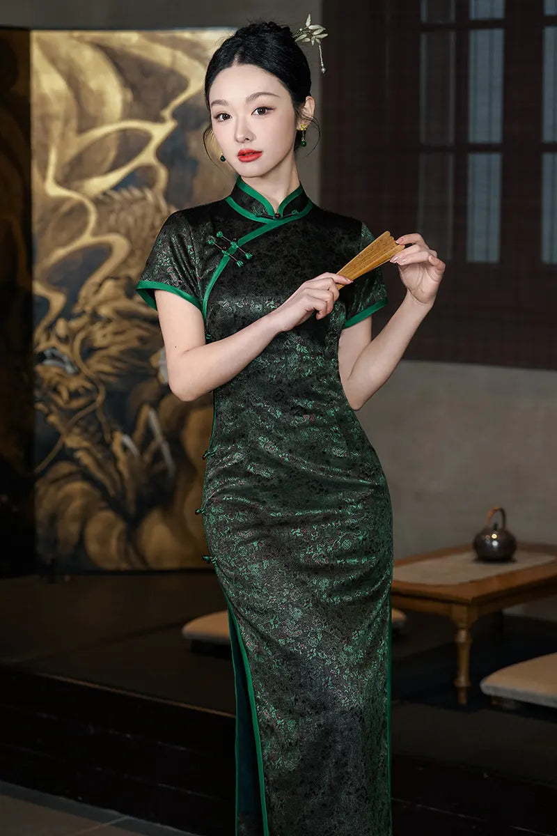Schwarz-grünes Qipao-Kleid aus Brokat-Jacquard