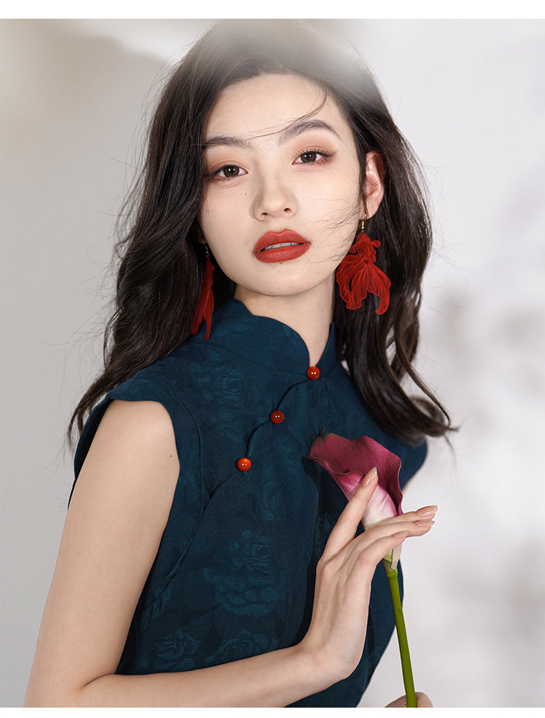 Robe Qipao fleurie bleu foncé avec boutons rouges