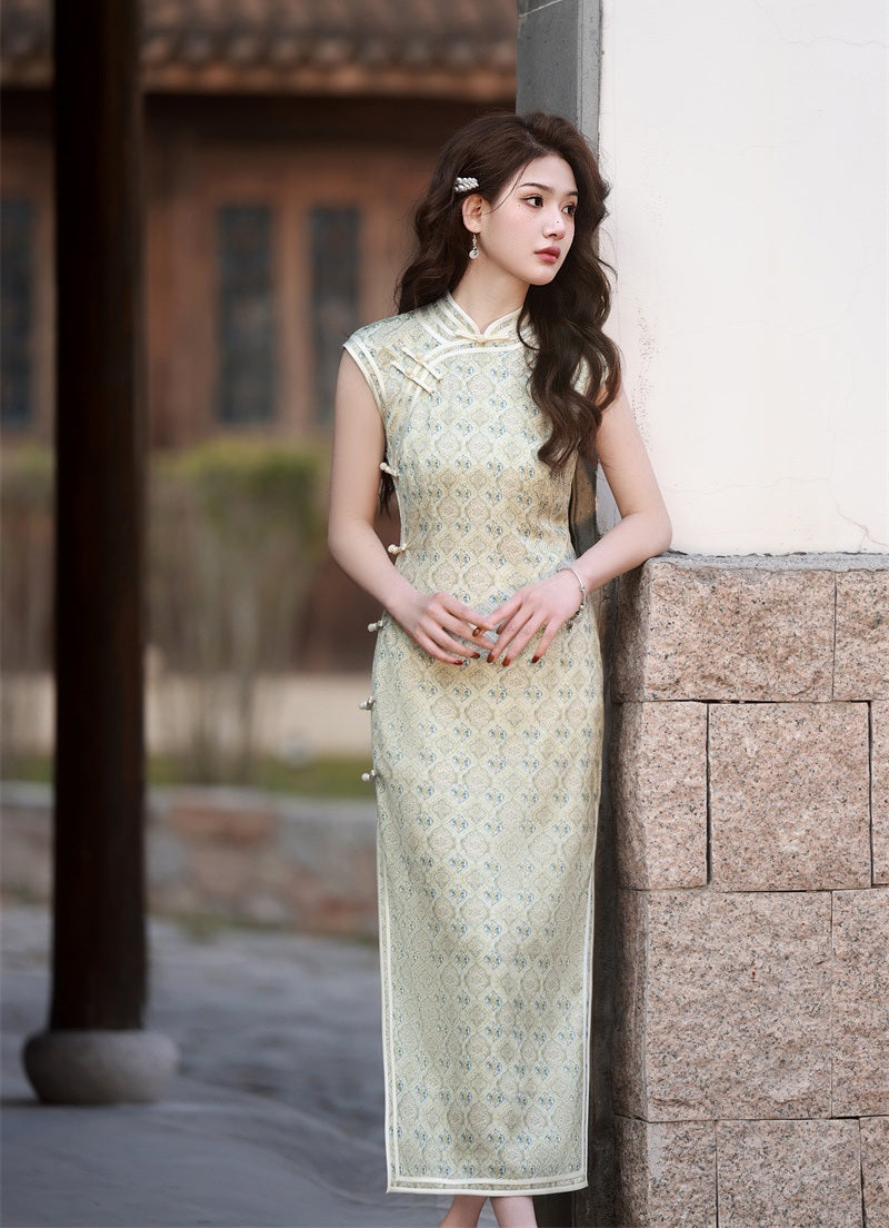 Pastellgrünes ärmelloses Qipao-Kleid