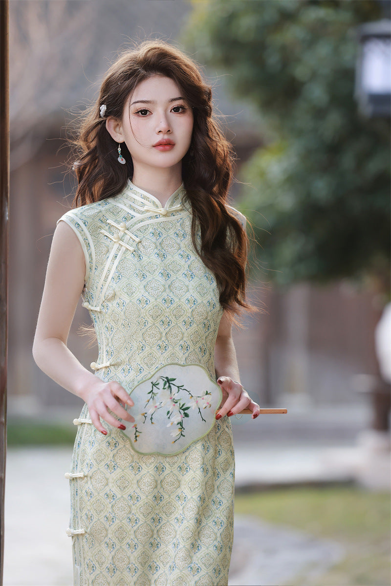 Pastellgrünes ärmelloses Qipao-Kleid