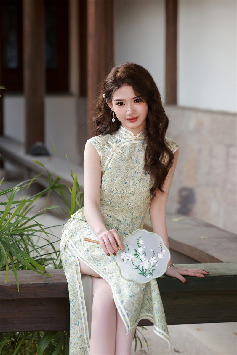Pastellgrünes ärmelloses Qipao-Kleid