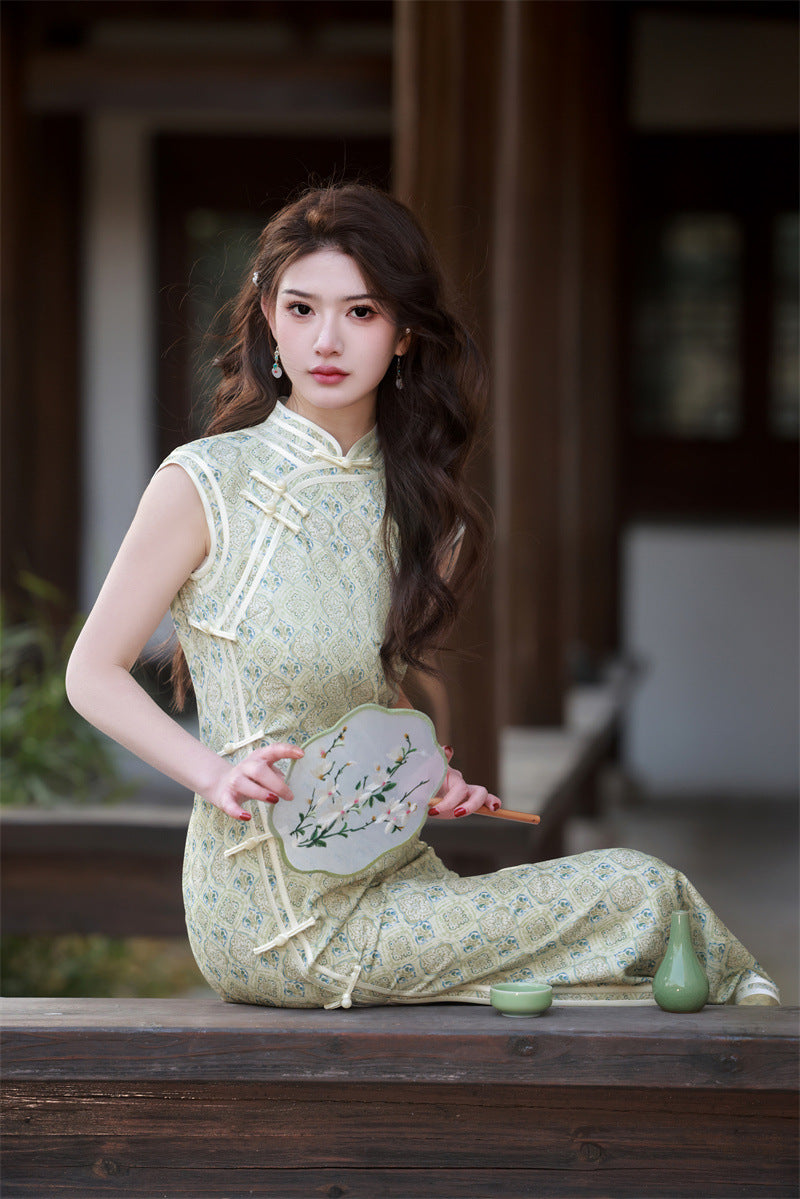 Pastellgrünes ärmelloses Qipao-Kleid