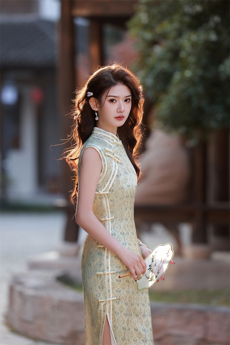 Pastellgrünes ärmelloses Qipao-Kleid