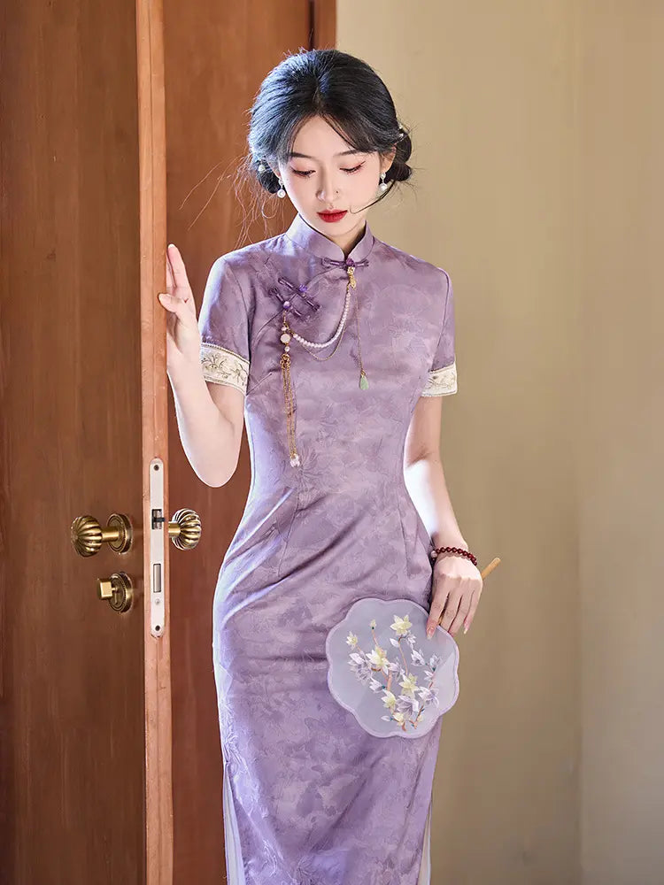 Lilafarbenes Qi Pao-Kleid aus Jacquard mit Blumenmuster und kurzen Ärmeln