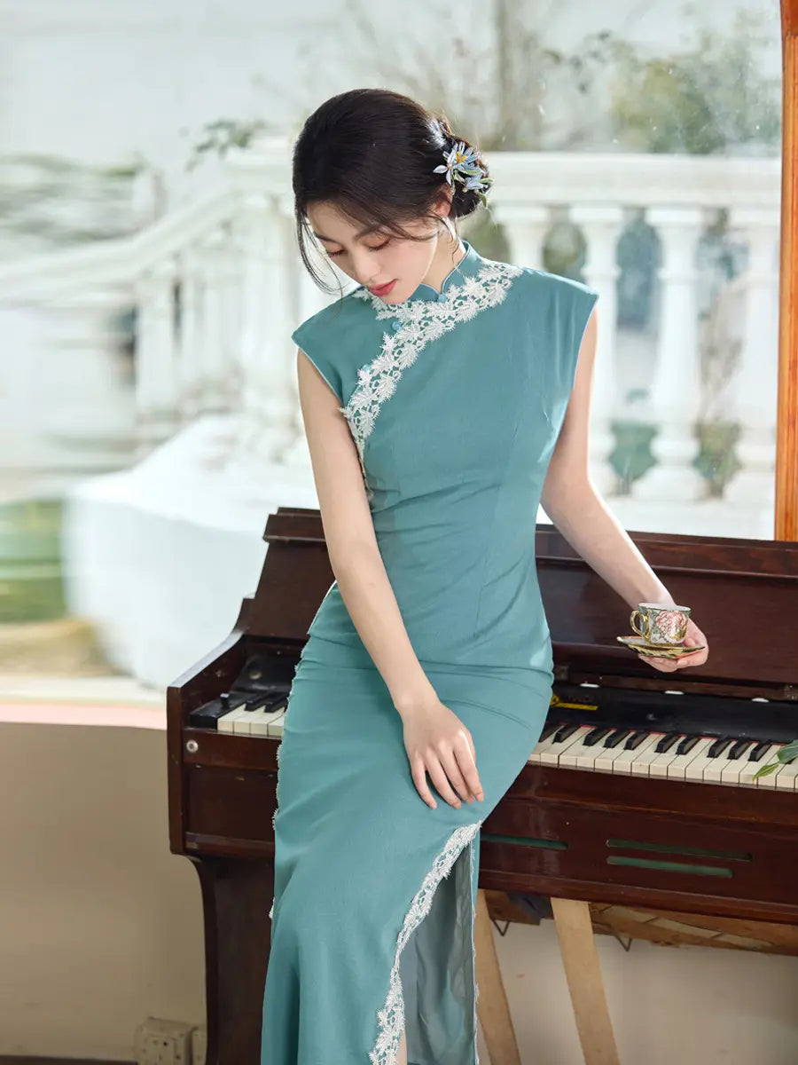 Vintage-Inspired Icy Blue Sleeveless Qipao with Floral Trim