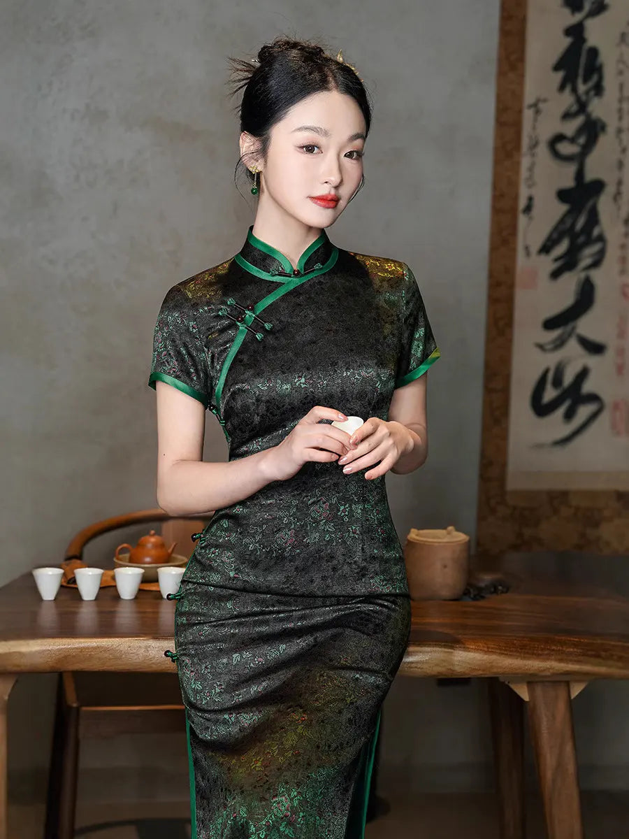 Schwarz-grünes Qipao-Kleid aus Brokat-Jacquard