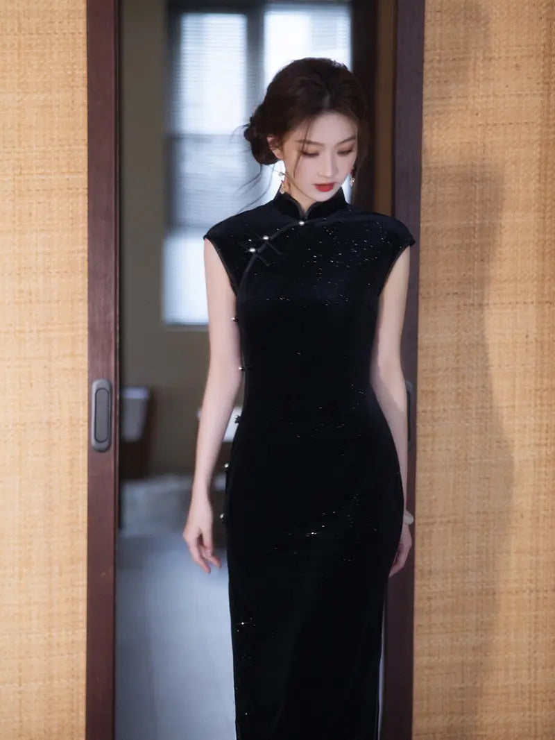 Ärmelloses schwarzes Qipao-Kleid aus Samt mit Glitzerdetail