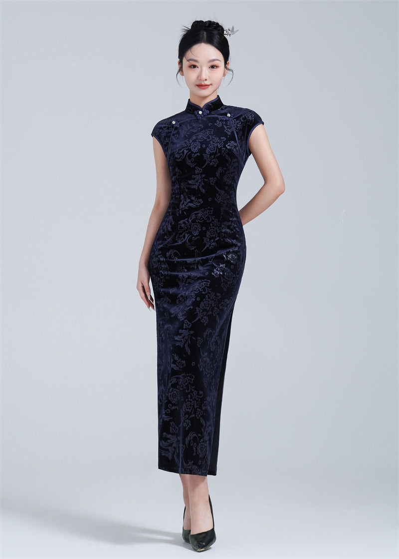 Mitternachtsblaues ärmelloses Qipao-Kleid aus Samt