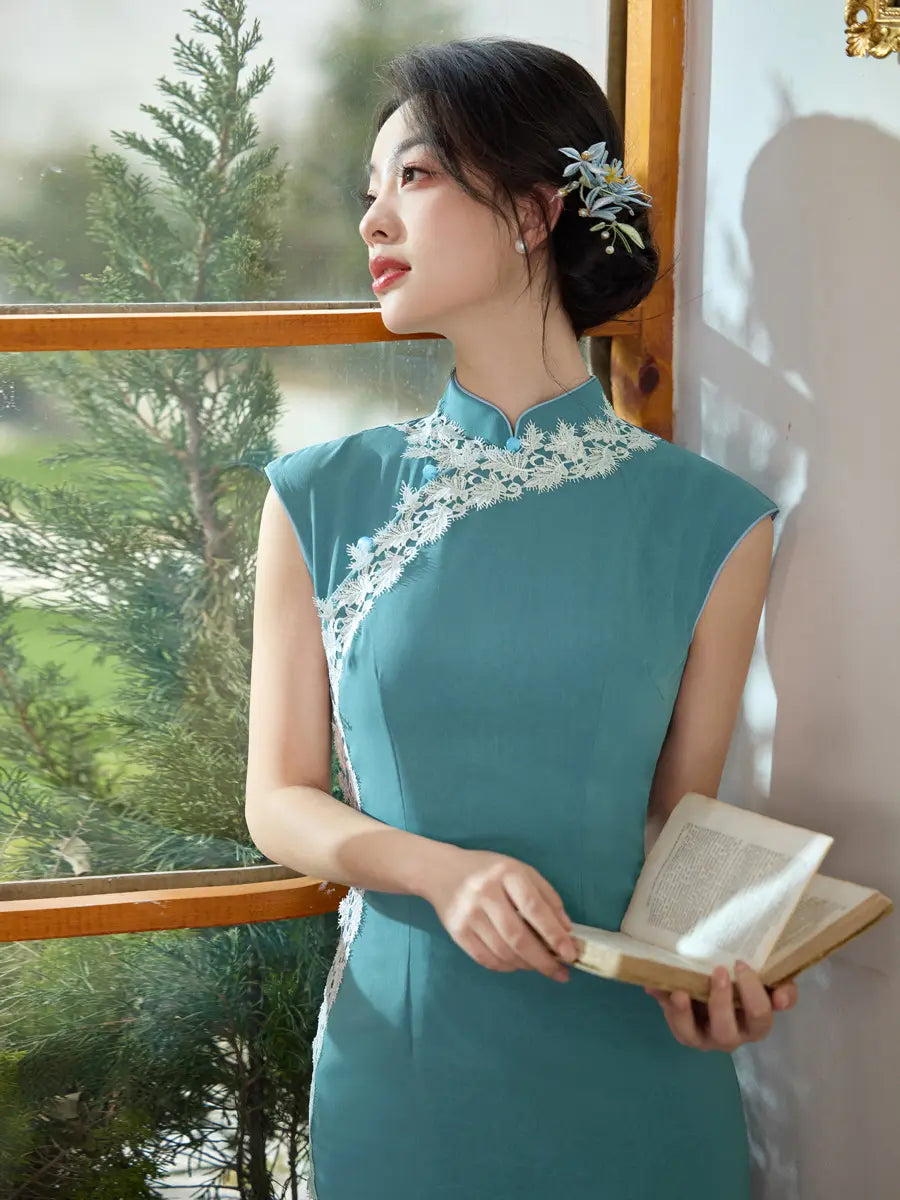 Vintage-Inspired Icy Blue Sleeveless cheongsam dress  with white Floral Trim