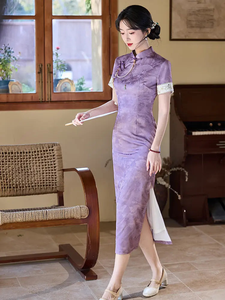 Lilafarbenes Qi Pao-Kleid aus Jacquard mit Blumenmuster und kurzen Ärmeln