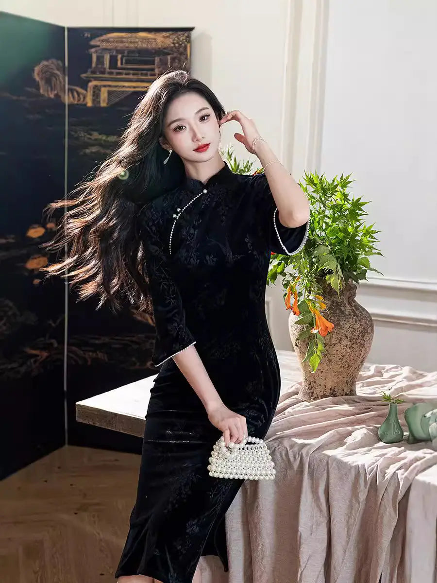 Qipao en velours jacquard noir/bleu à manches 3/4 et bordure en perles