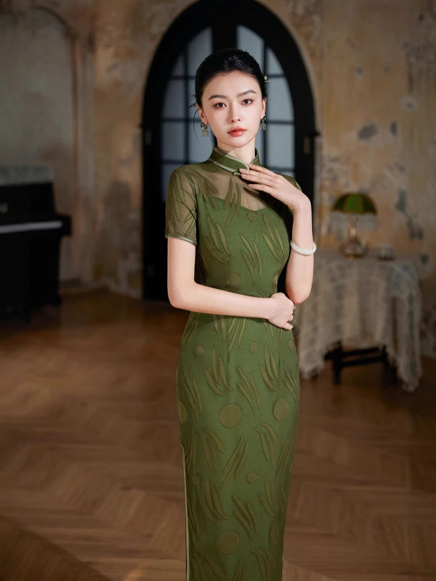 Modernes olivgrünes transparentes Qipao-Cheongsam-Kleid