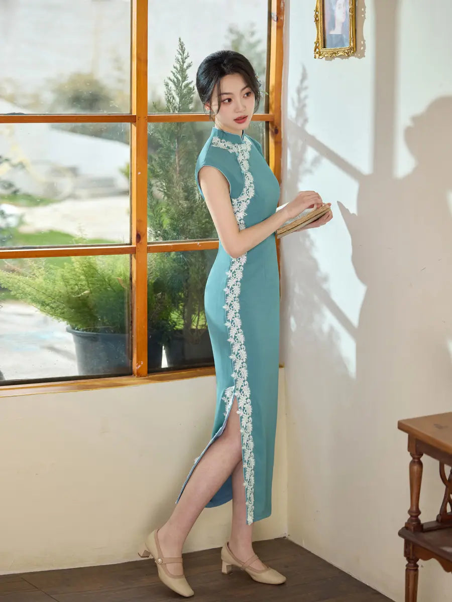 Vintage-Inspired Icy Blue Sleeveless cheongsam dress  with white Floral Trim