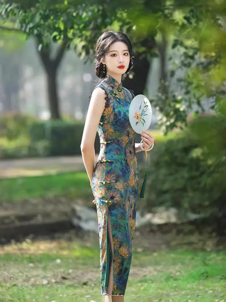 Grünes ärmelloses Qipao-Kleid mit Blumen-Aquarell