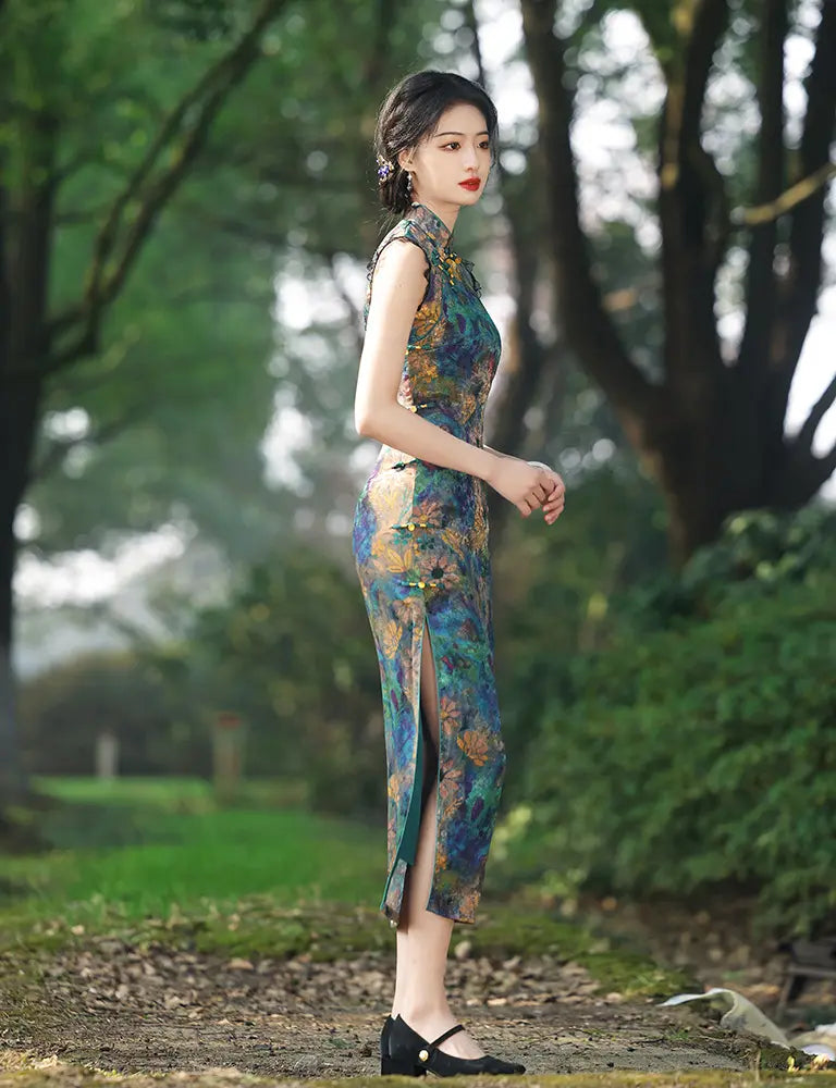 Grünes ärmelloses Qipao-Kleid mit Blumen-Aquarell
