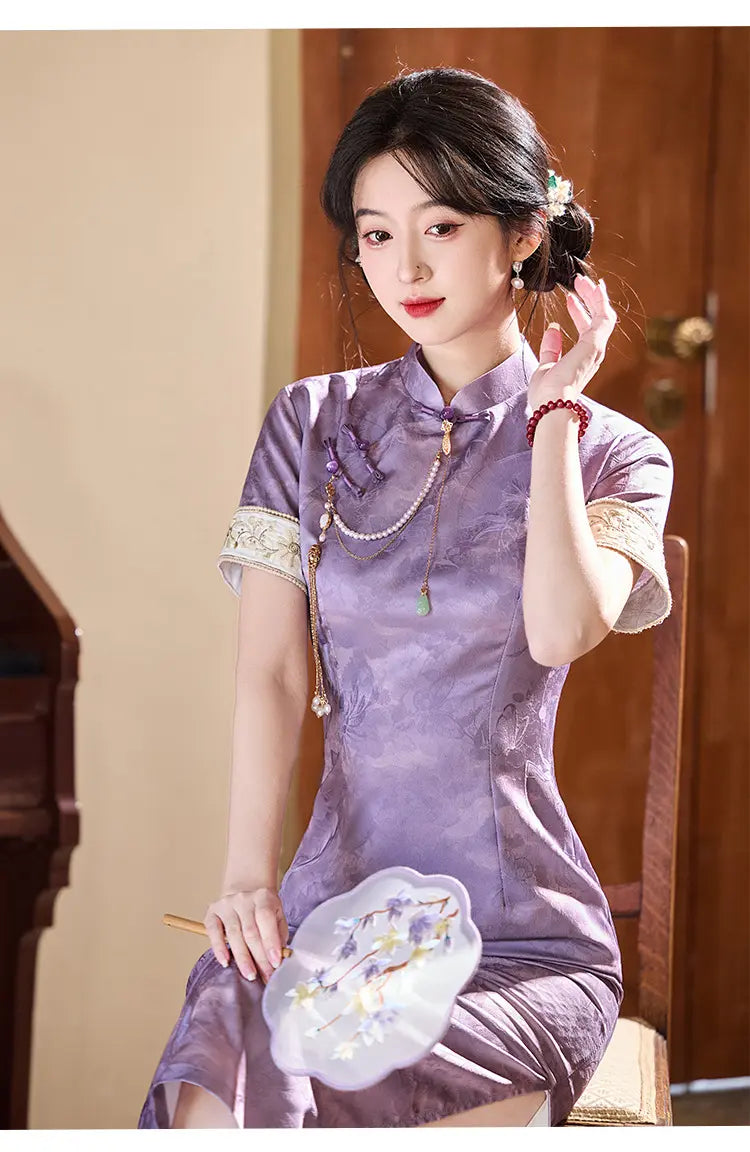 Lilafarbenes Qi Pao-Kleid aus Jacquard mit Blumenmuster und kurzen Ärmeln
