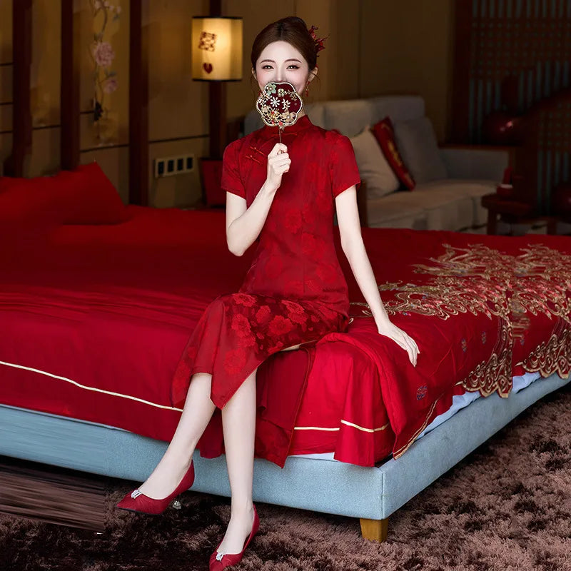 Rotes Qipao Cheongsam Kleid mit Blumenmuster | Crimson Grace
