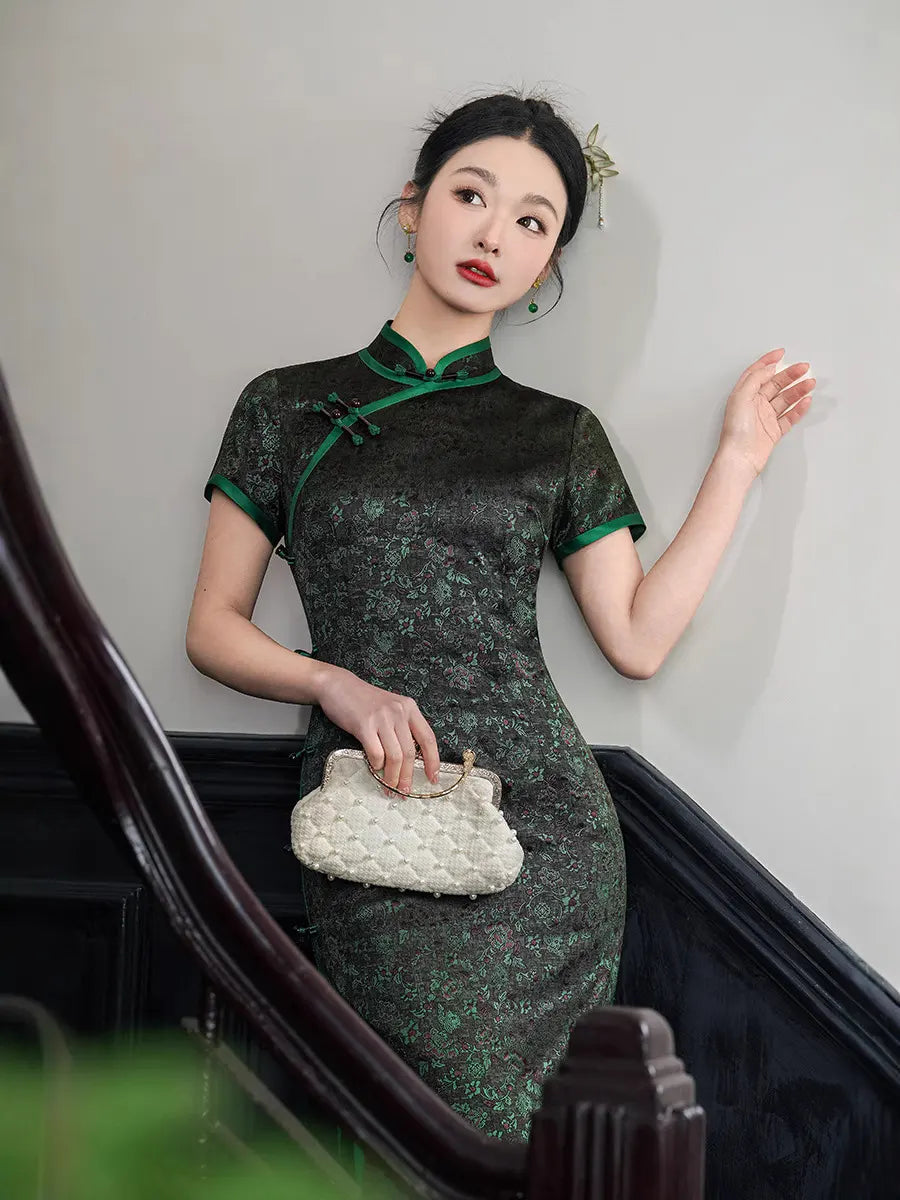 Schwarz-grünes Qipao-Kleid aus Brokat-Jacquard